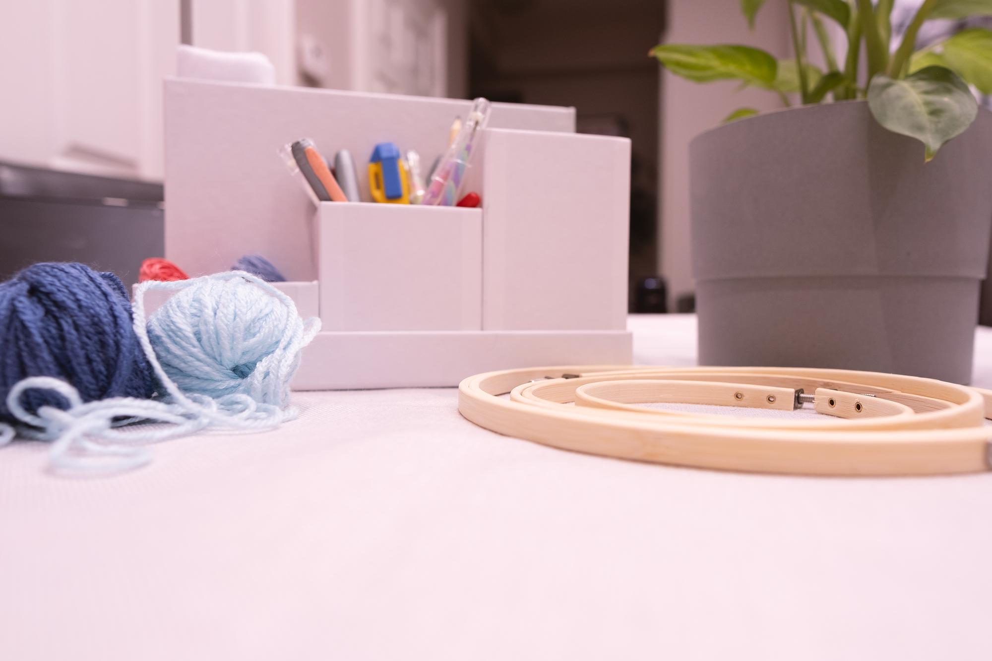 atelier broderie cu masa de lucru și fire colorate
